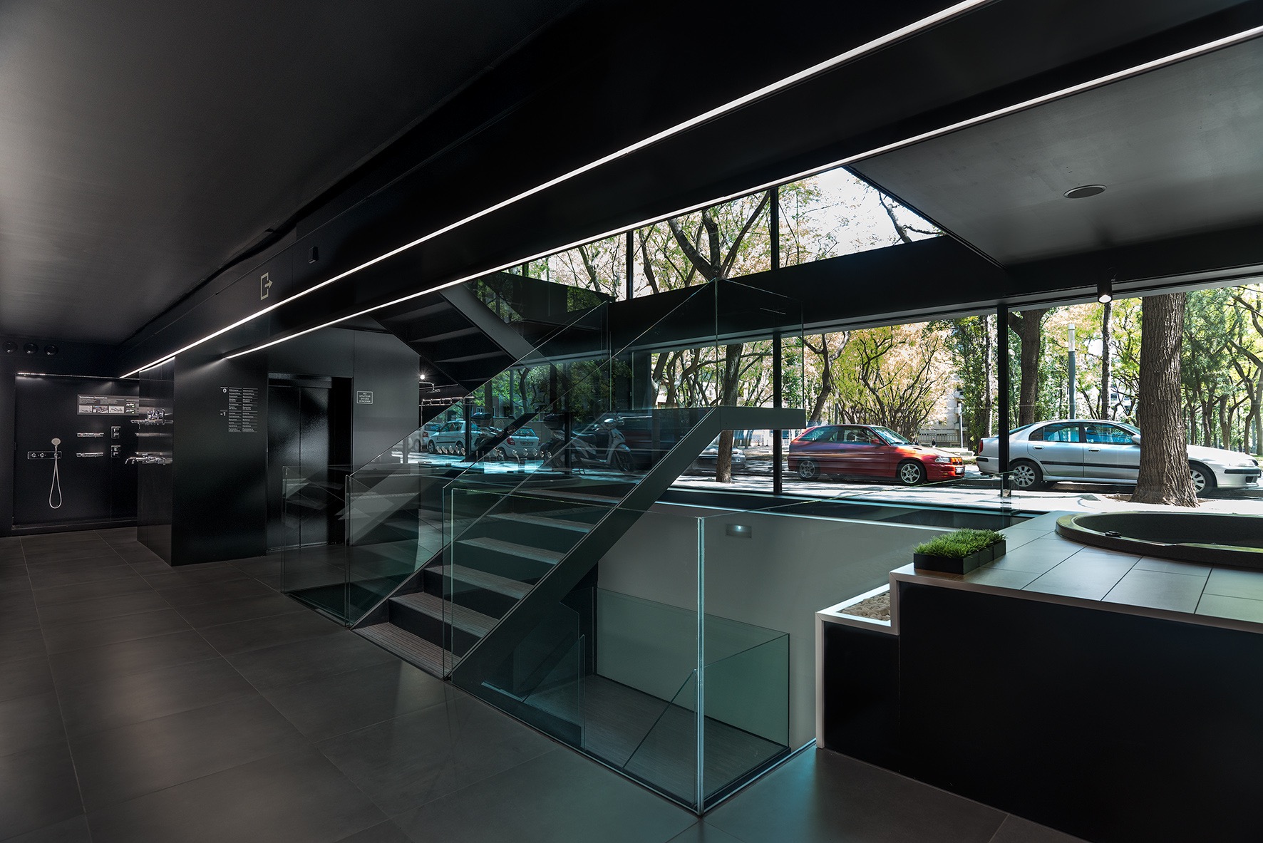 <p>El mejor y más amplio escaparate de productos&nbsp;Roca, tanto sanitario como cerámica, con atención personalizada.</p>4